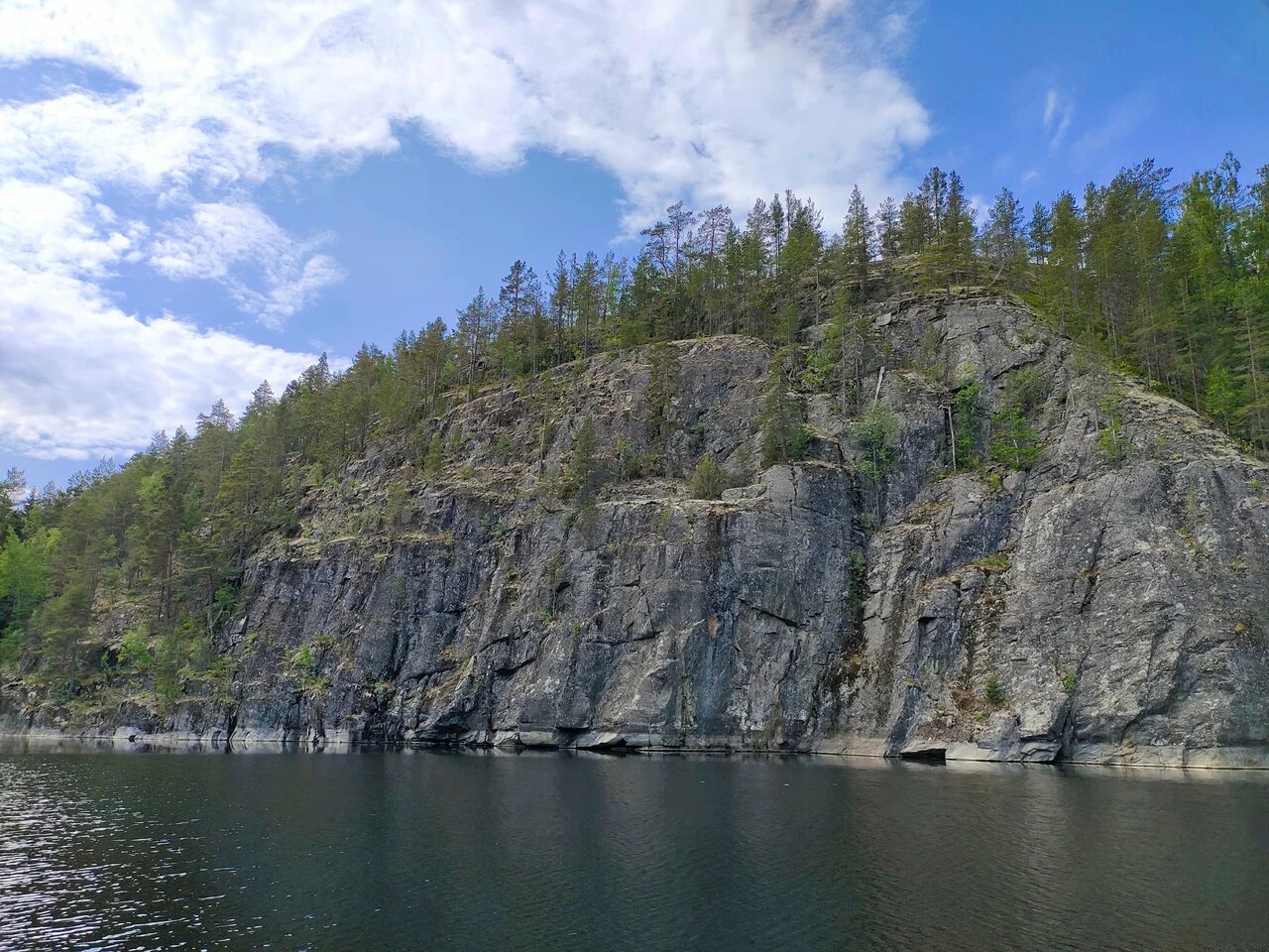 Добираться до Айно удобнее всего на катере с гидом, причаливать нужно к северному берегу.