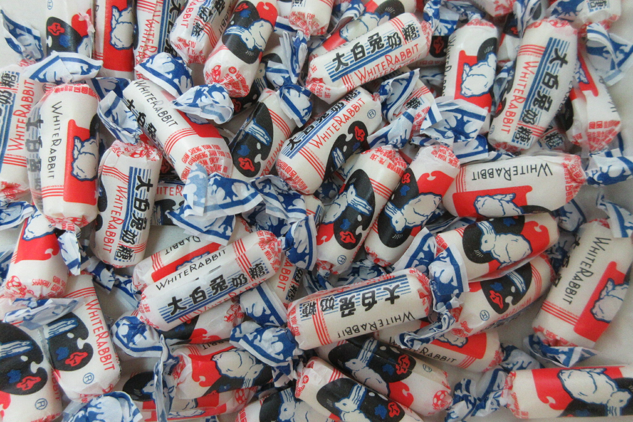 «Белый кролик» — популярные китайские молочные конфеты с тающей
карамелью, их точно оценят дети.