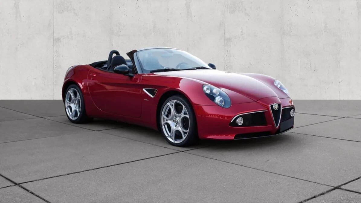 В Москве продают редкий родстер Alfa Romeo 8C Competizione с мизерным пробегом