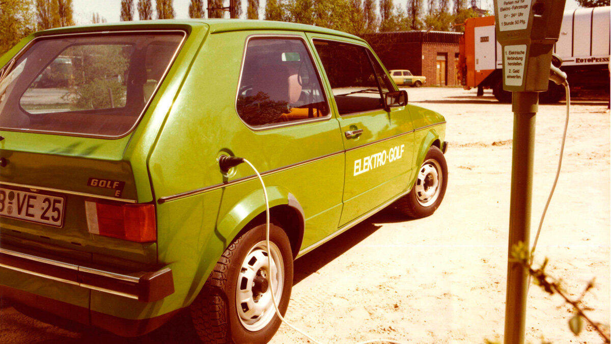 Volkswagen Elektro Golf I – опытный автомобиль 1976 года. Под капотом вместо ДВС был установлен электромотор постоянного тока в паре с серийной 4-ступенчатой МКПП. Зарядка аккумуляторов от сети 220 В занимала около 12 часов.