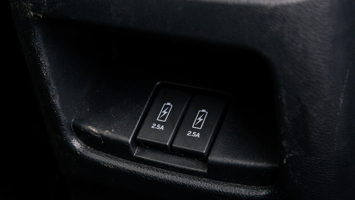 Во всех комплектациях, кроме базовой, для задних пассажиров предусмотрено два обычных разъёма USB