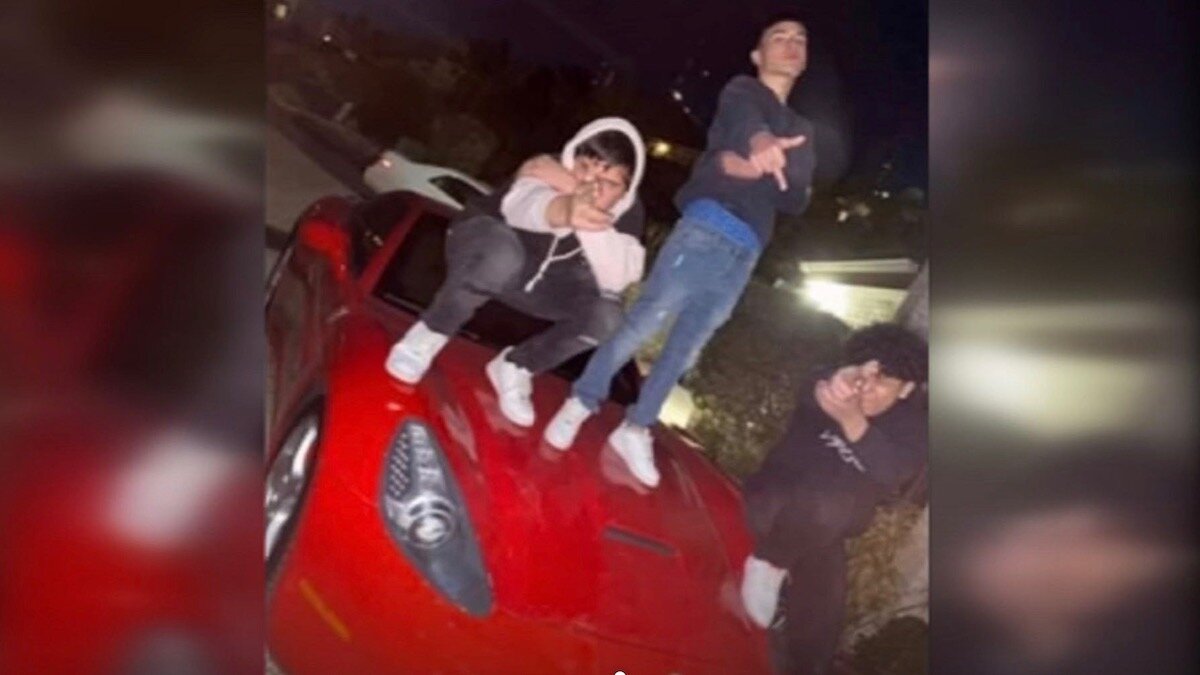 Фотосессия на капоте Ferrari обошлась подросткам в 380 тысяч рублей