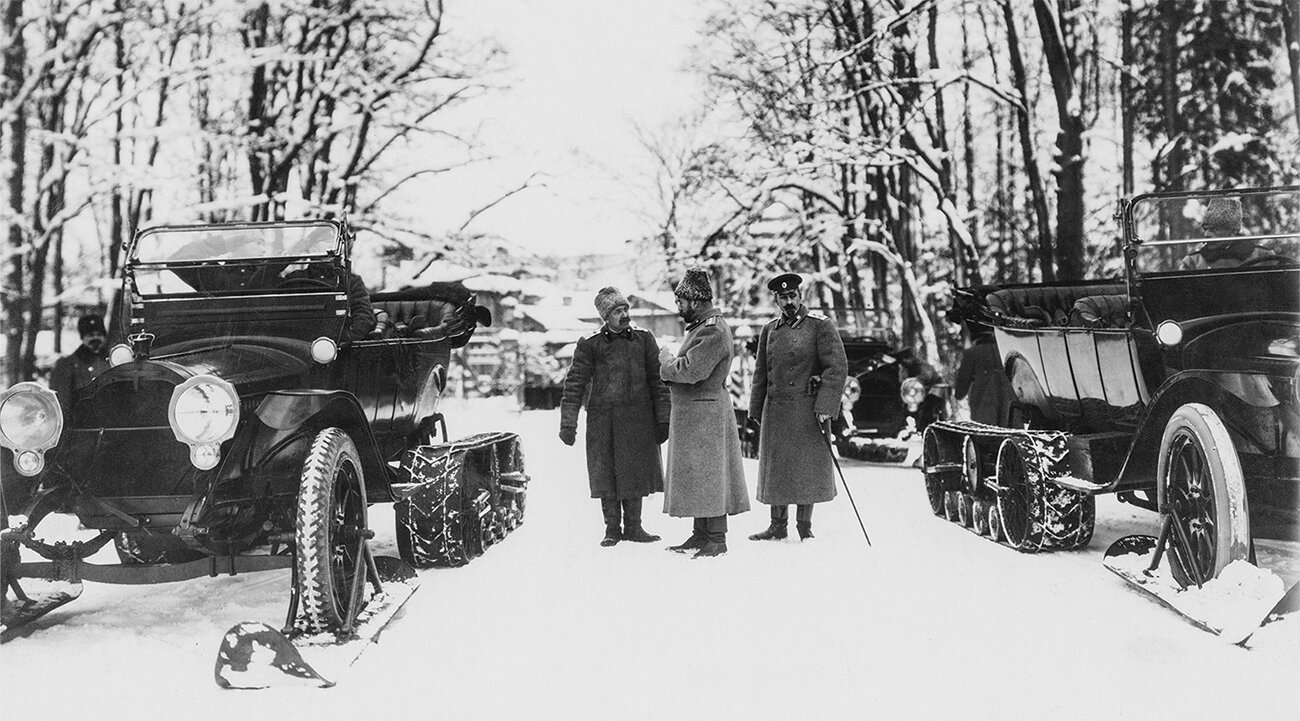 Император Николай II на осмотре Packard с движителем Кегресса