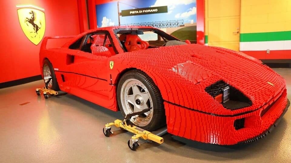 В парке Lego появилась полноразмерная модель Ferrari F40 из 358 тысяч деталей