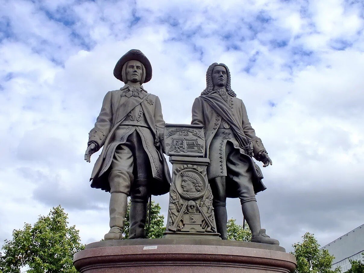 Так выглядит памятник двум
основателям Екатеринбурга: Василию Татищеву и Вильгельму де Геннину.