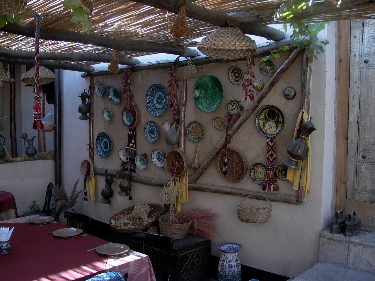 Караван напоминает уютную таверну с узбекским колоритом.