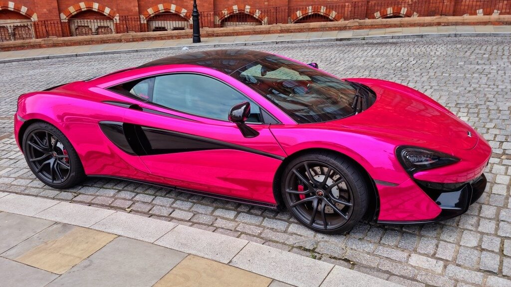 Розовый McLaren больше двух лет припаркован на одном месте в Лондоне