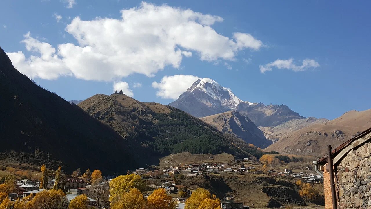 Подниматься к вершине можно как из
России, так и из Грузии.