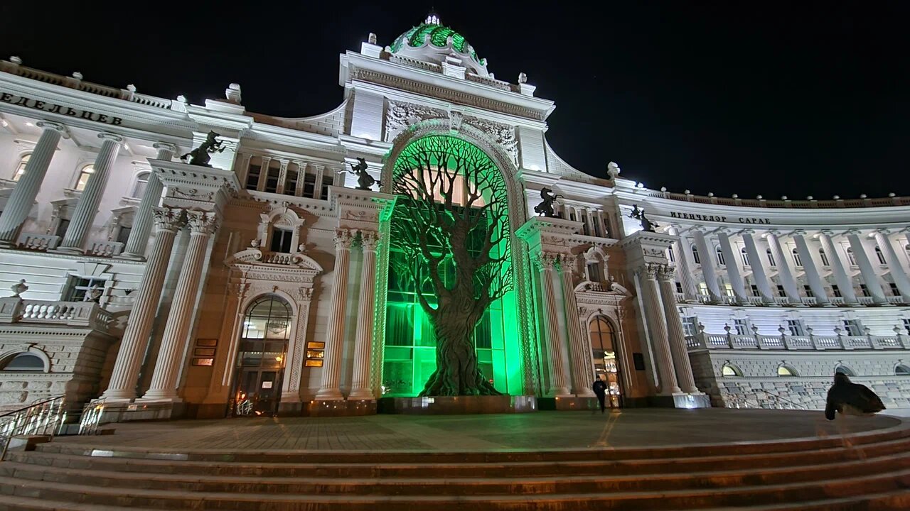 Фото у этого вечнозелёного дерева
— ещё одна туристическая традиция.