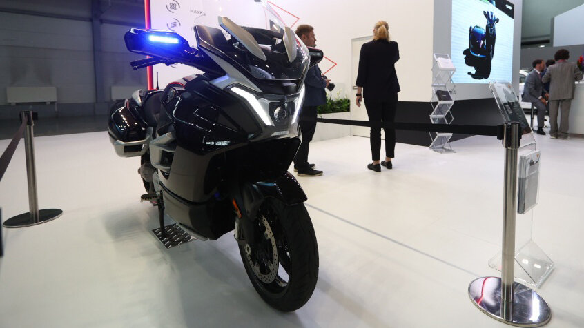 Компания Aurus показала электромотоцикл Merlon с 190-сильным мотором