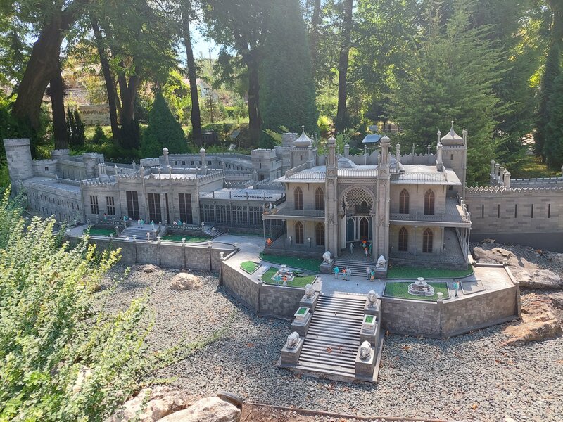 Большая часть миниатюр в парке — достопримечательности Южного берега Крыма и востока полуострова.