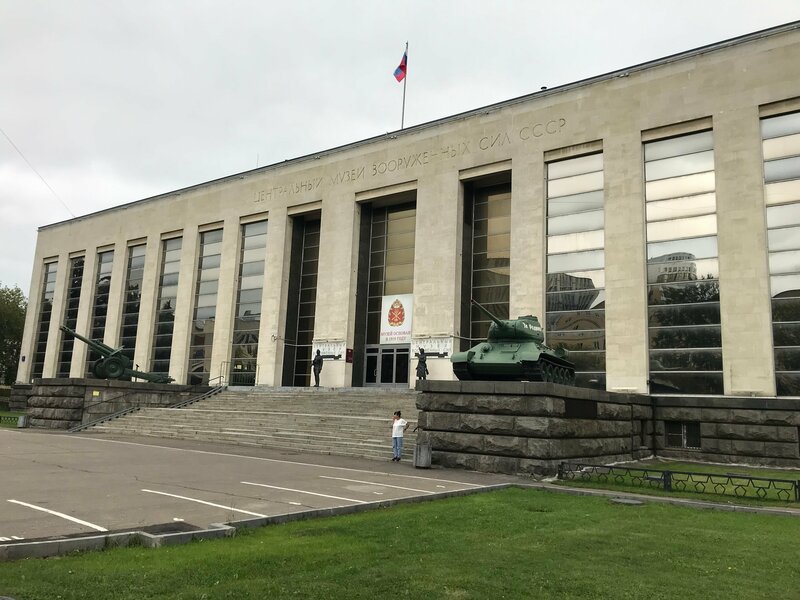 На улице в парке музея и у центрального входа стоят самые разные образцы военной техники: танки, гаубицы, вертолёты, бронепоезд, зенитно-ракетный комплекс и истребители.