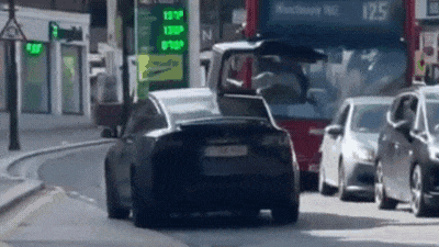 Необъяснимое видео: Tesla Model X снесла себе дверь о лондонский автобус