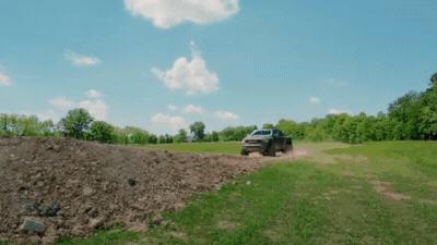 Блогеры решили прыгнуть на пикапе Ram 6x6, но что-то пошло не так