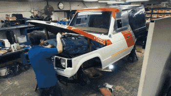 Mitsubishi показала реставрацию первого Pajero, выигравшего «Париж — Дакар»