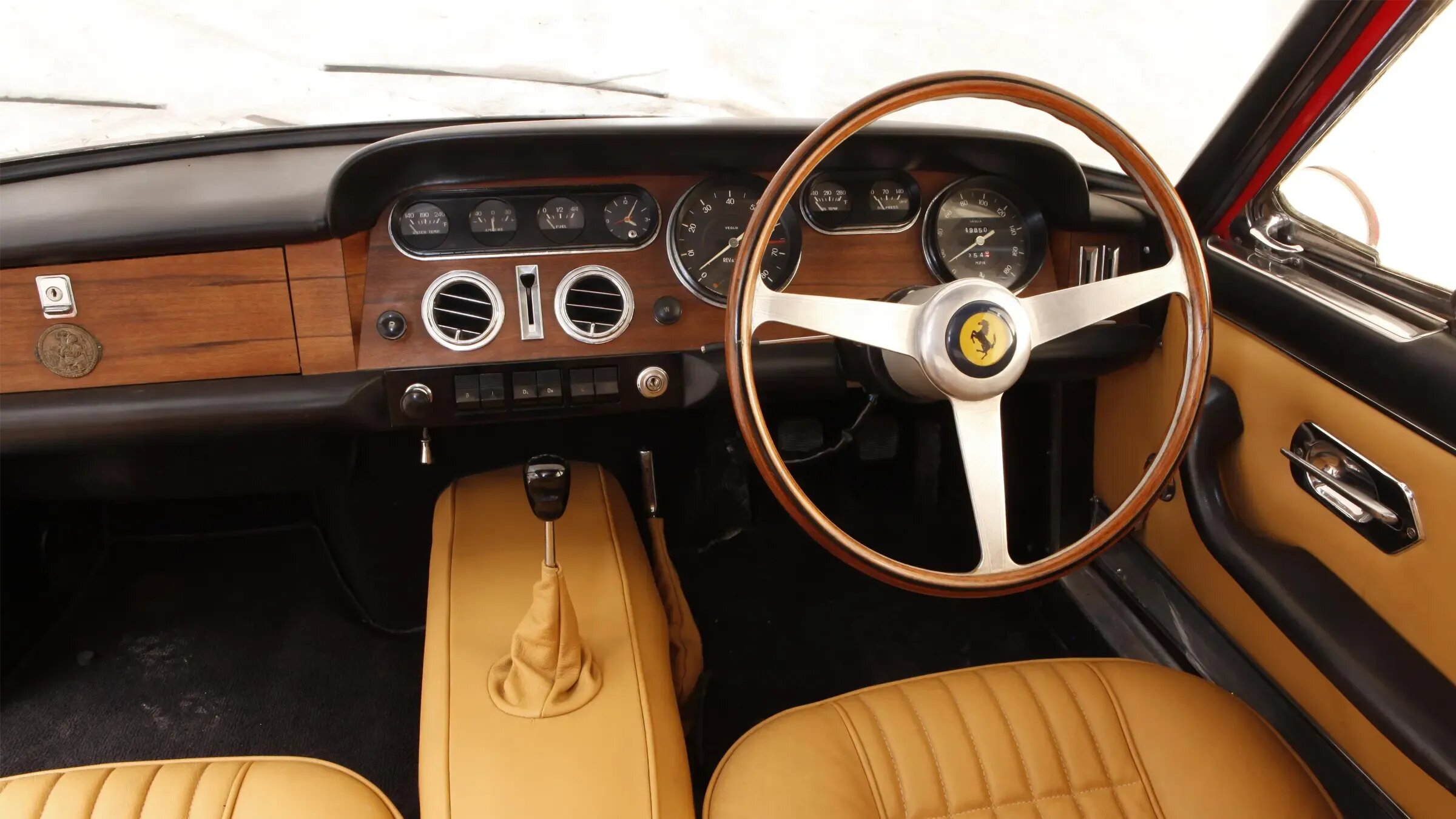 Водитель в суперкарах Ferrari сможет перемещаться справа налево