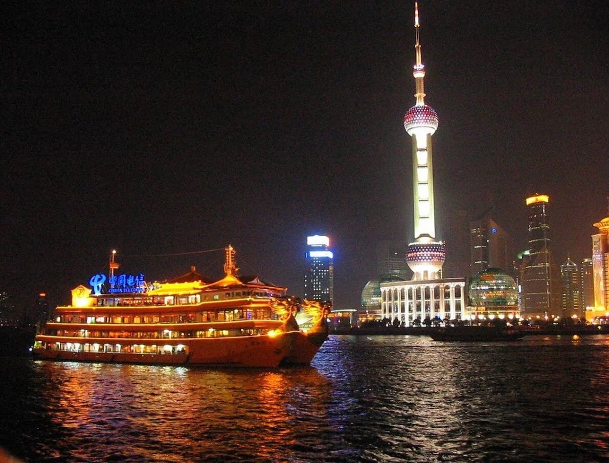 Башня «Восточная жемчужина» известна своими сферическими элементами.