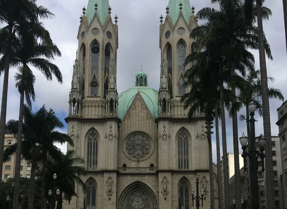 В Кафедральном соборе Сан-Паулу можно увидеть крупнейший в Латинской
Америке орган и гробницы государственных деятелей.