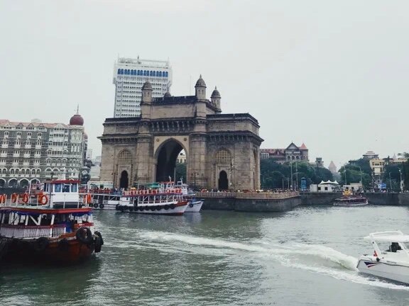 Ворота Индии построили в 1911 году в честь визита короля Георга V.