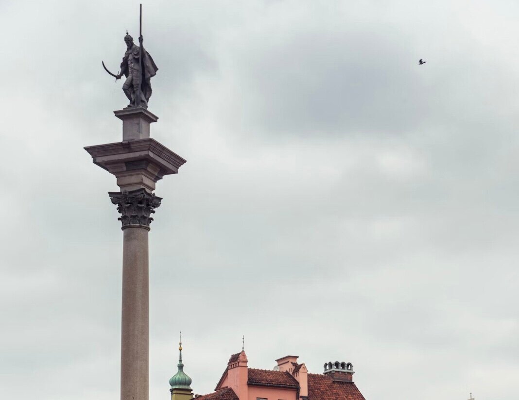 Нынешняя колонна на Замковой площади — это копия, которую сделали на замену разрушенного монумента в годы войны.