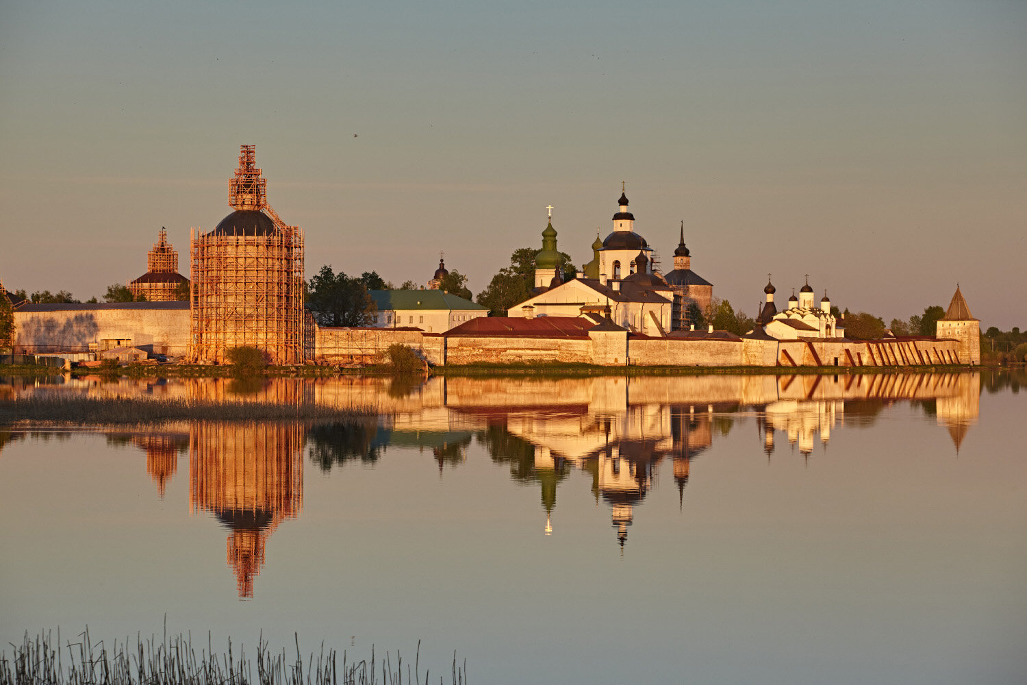 Кирилло-Белозёрский
монастырь-крепость особенно хорошо смотрится с набережной Сиверского озера
