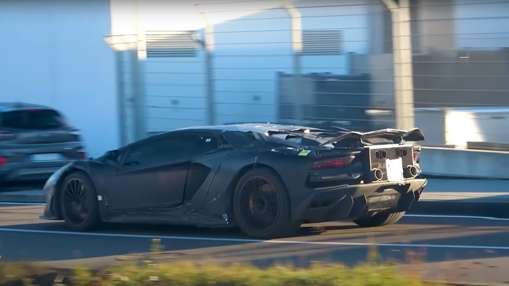 На видео попал преемник Lamborghini Aventador с шестью выхлопными трубами