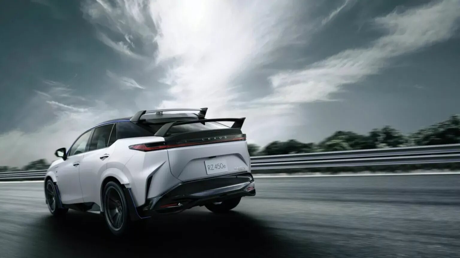 Lexus выпустит 100 электрокроссоверов RZ с огромными антикрыльями и крышей из карбона