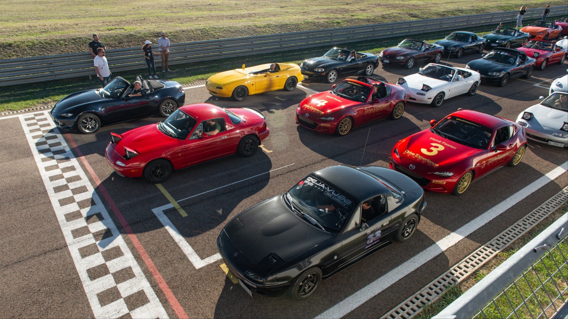 Итальянские фанаты Mazda MX-5 побили рекорд по числу этих спорткаров в параде