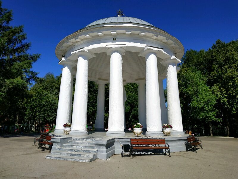 Если
заходить в парк Горького со стороны улицы Краснова, можно прогуляться по
свадебной аллее.