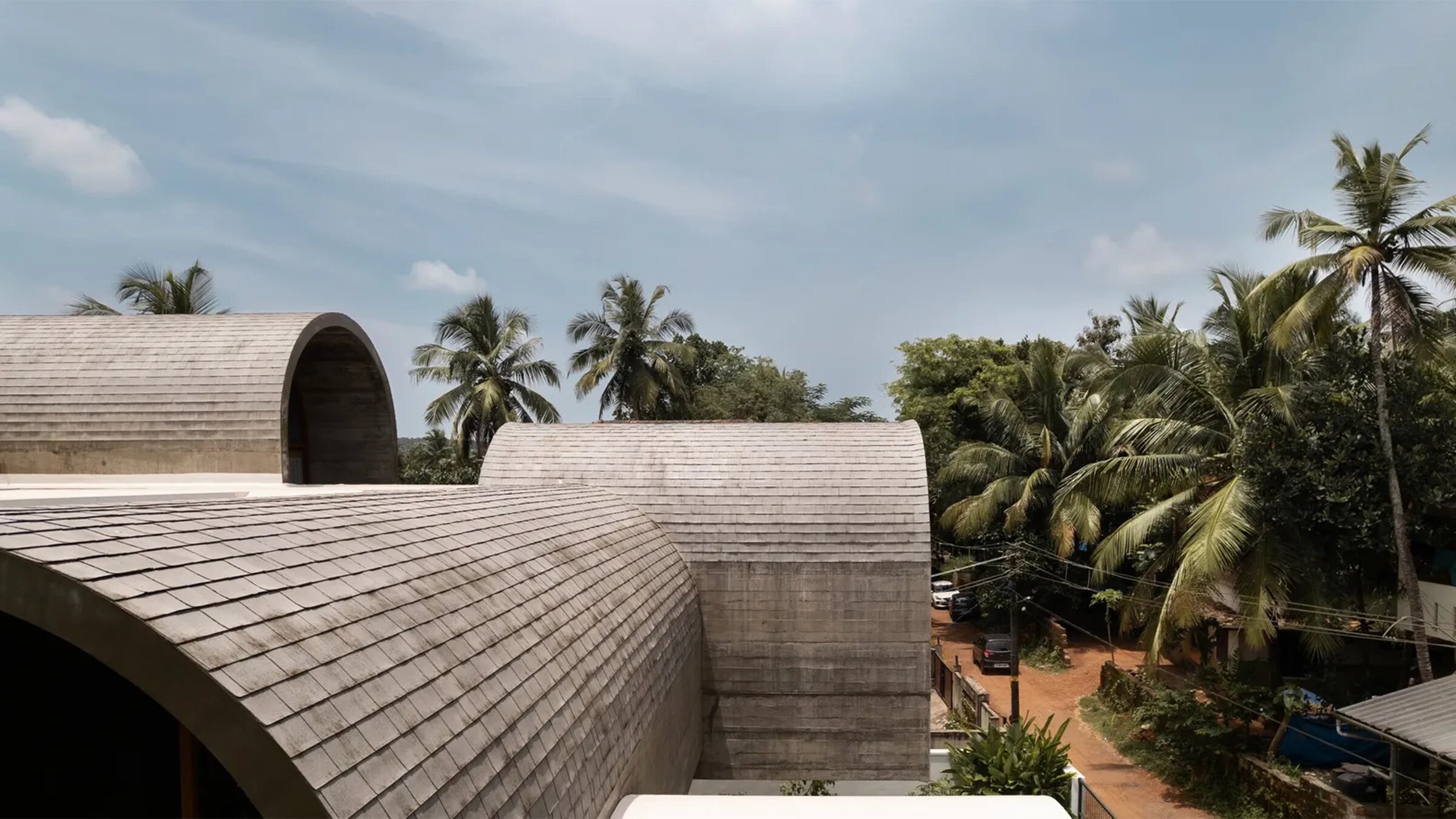 Тропические своды и пруд с карпами кои: необычный дом для большой индийской семьи