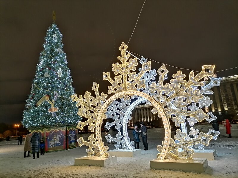Московскую и Манежную площади украсят елями и световыми инсталляциями.