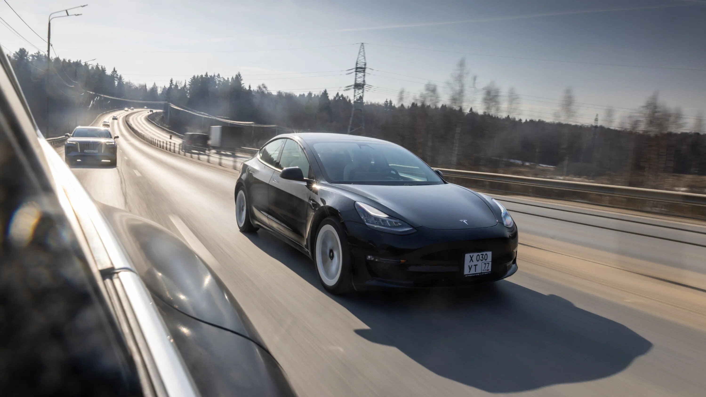 Tesla проиграла китайскому Zeekr в борьбе за российский рынок, считают аналитики