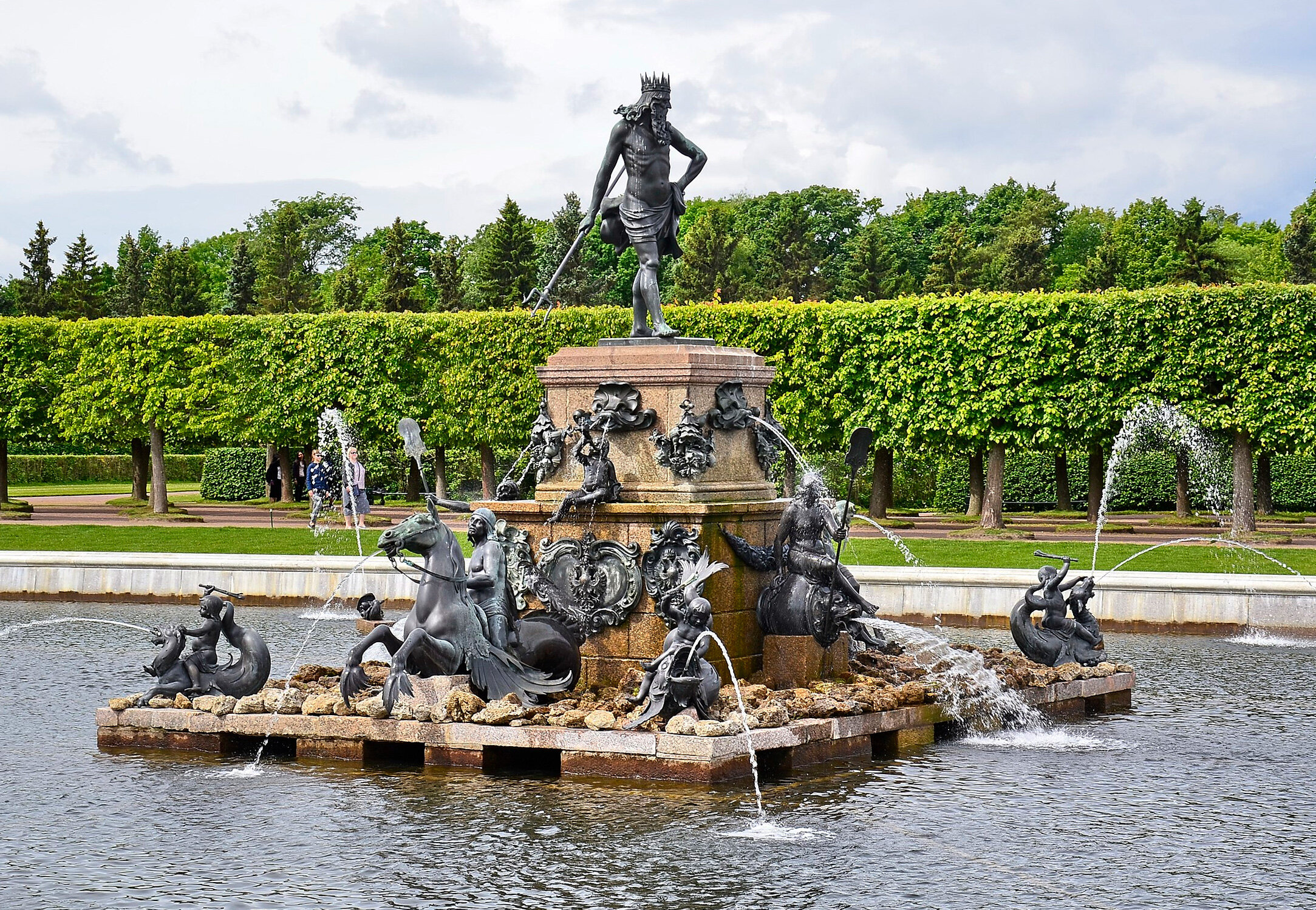 Фонтан «Нептун» считается одним из самых старых на территории дворцово-паркового ансамбля.