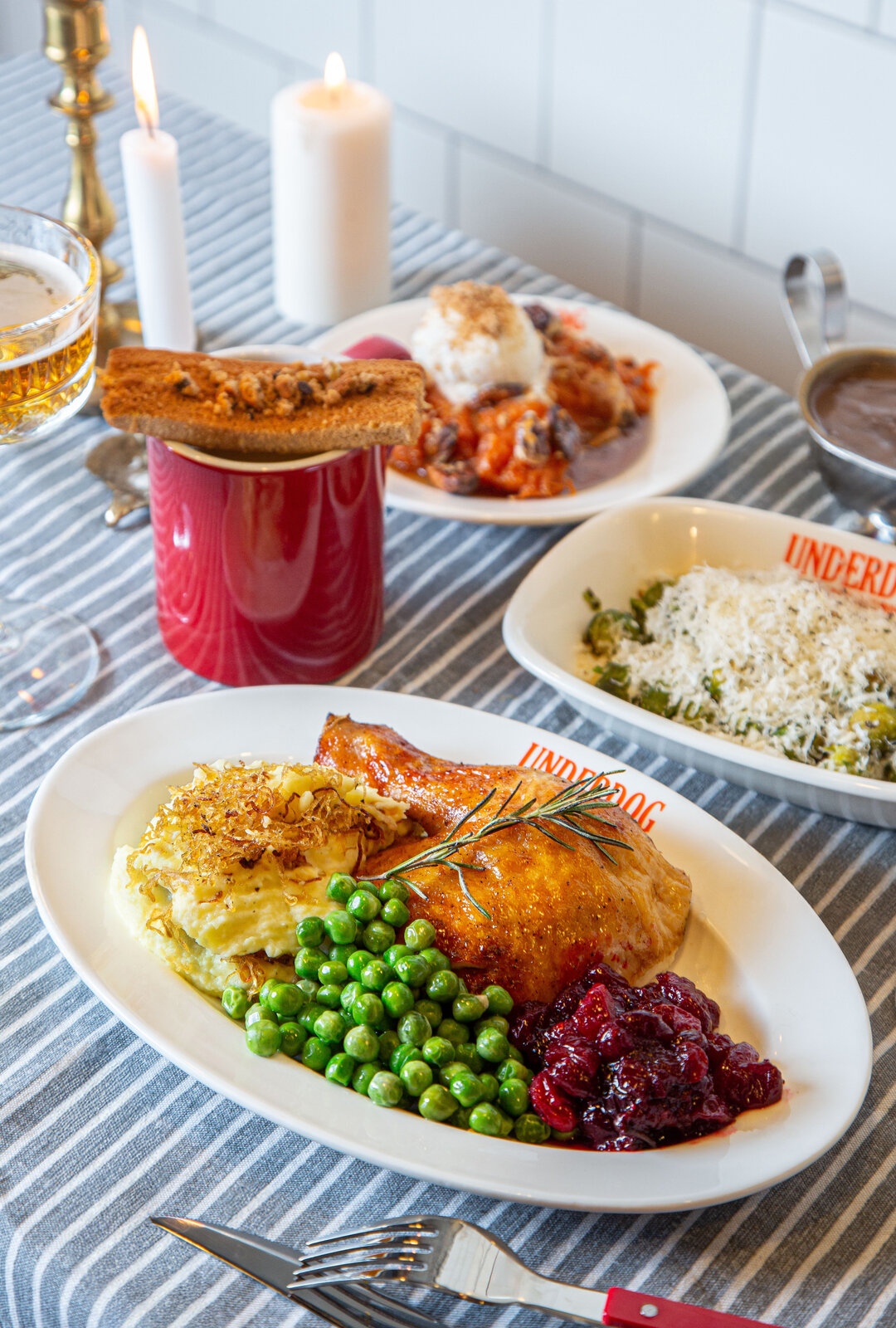 Индейка с пюре, подливкой и клюквой 