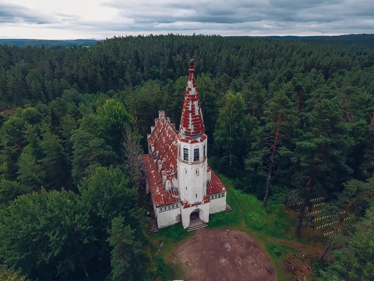 Вход в кирху 300 рублей.