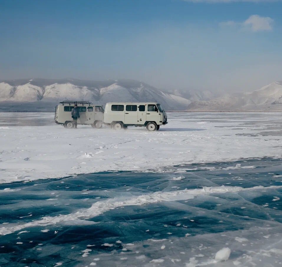 Лёд на Байкале выдерживает даже автомобили.