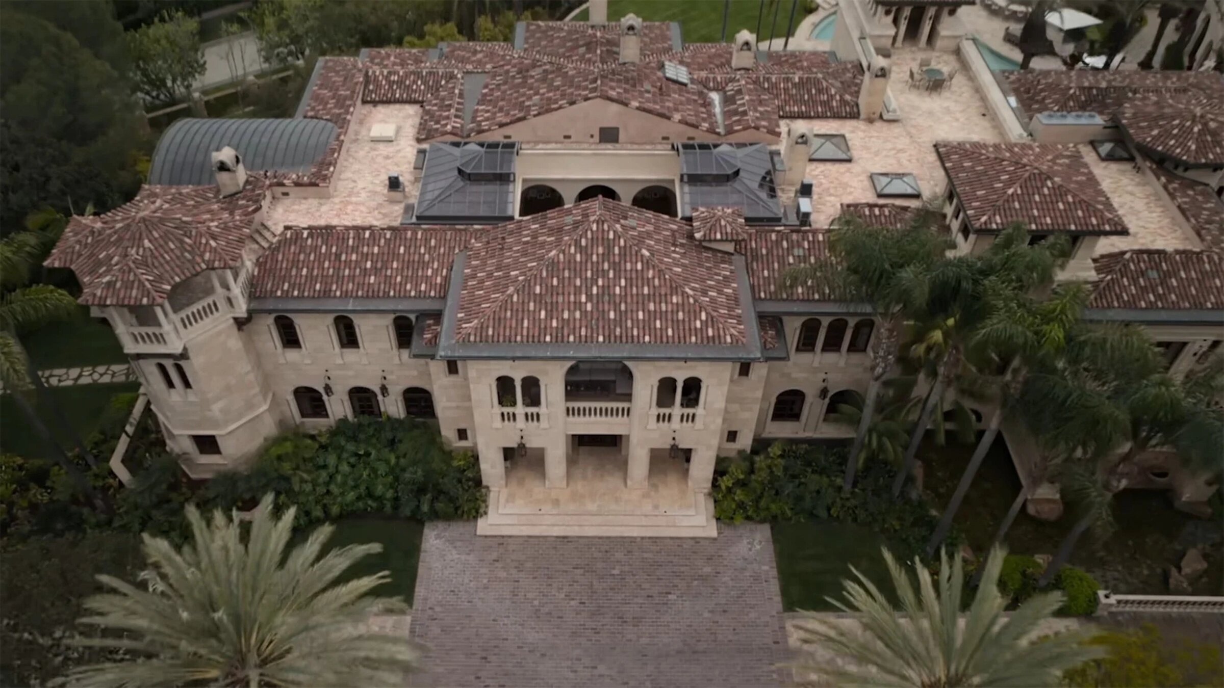 Особняк из документалки от Netflix «Быть Эдди»: звёздный фотопост