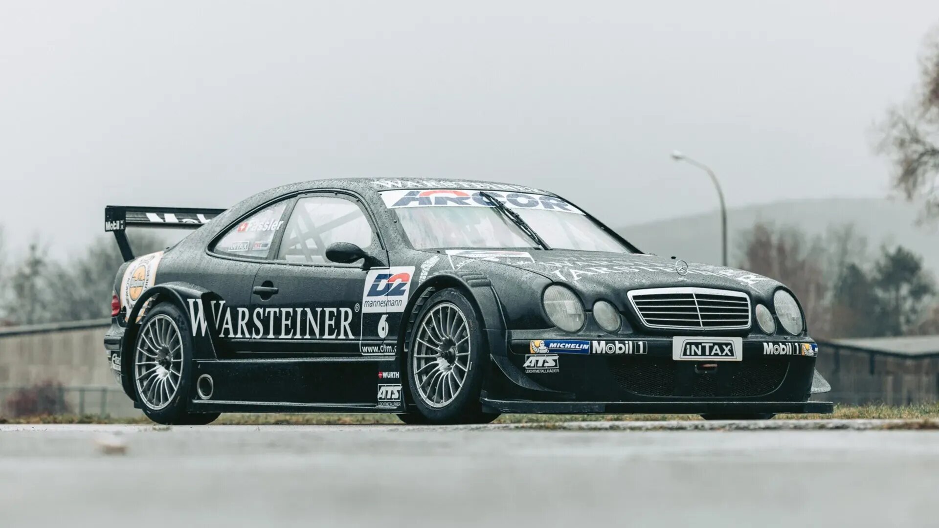 Один из восьми гоночных Mercedes-Benz CLK DTM продадут на аукционе