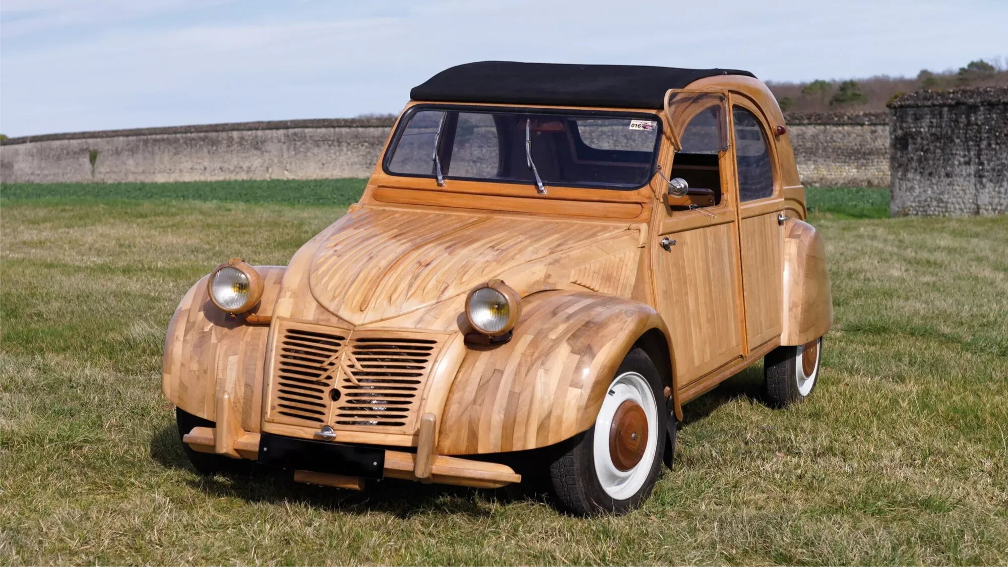 Самым дорогим Citroen 2CV в истории оказалась деревянная реплика