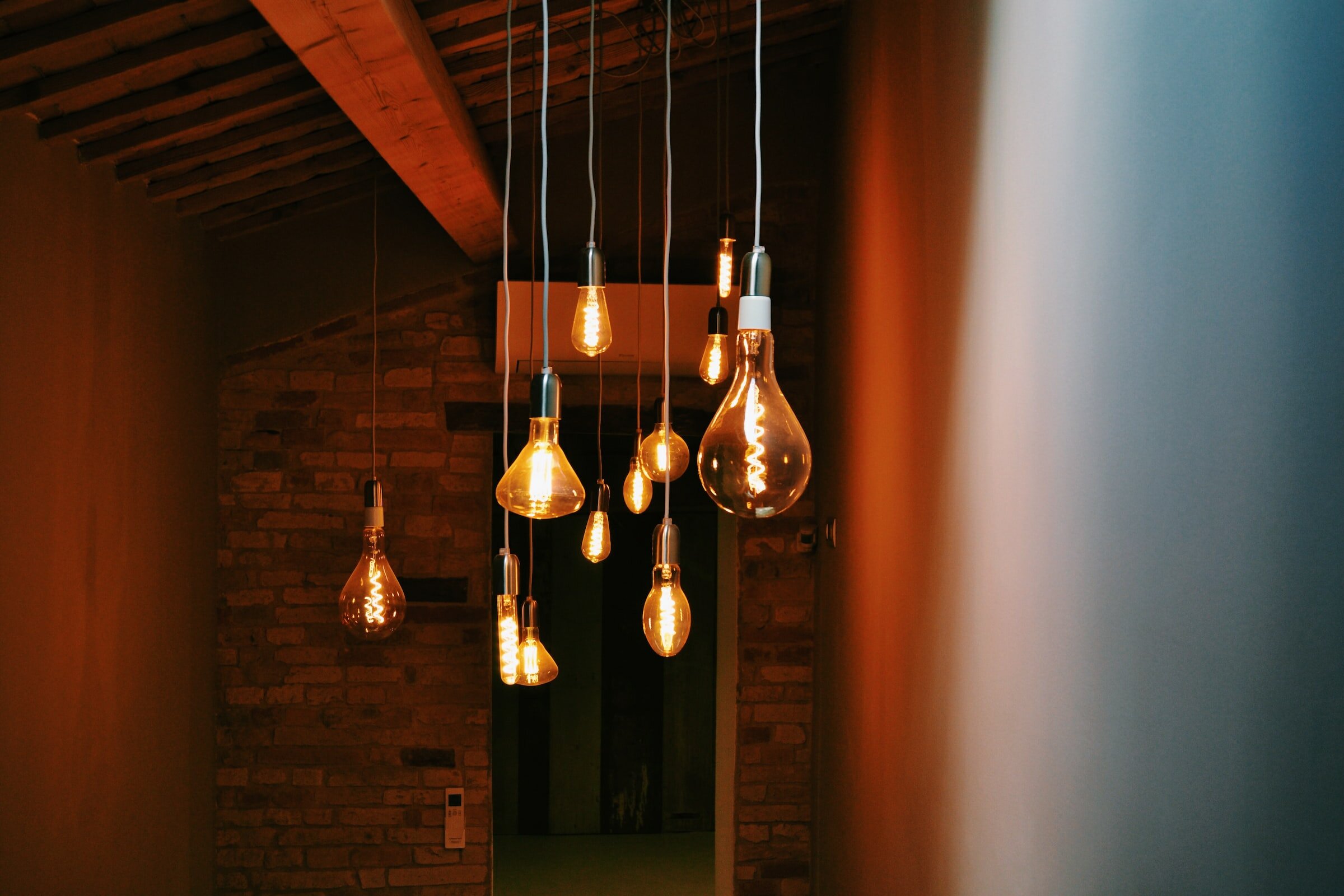 Ламповая атмосфера: как организовать комфортное освещение в съёмной квартире без ремонта