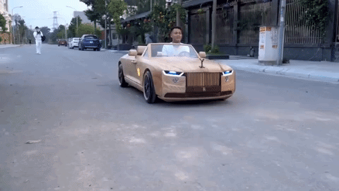 Взгляните на уменьшенную деревянную копию самого дорогого Rolls-Royce. На ней можно ездить!