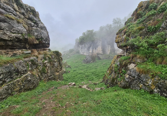 Каменная чаша в Дагестане: лабиринт в ущелье высотой 30 метров и водопады вокруг 	