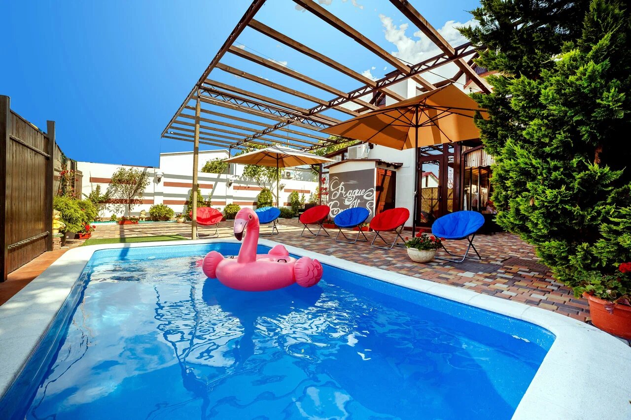 В отеле есть небольшой бассейн, который точно понравится детям.