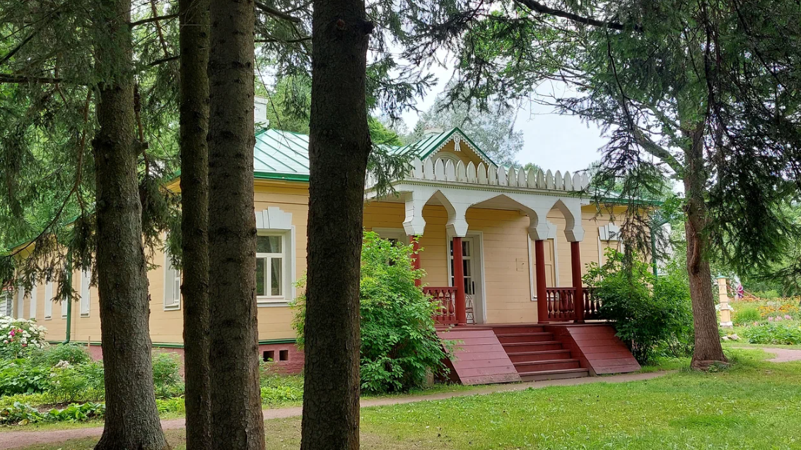 Возьмите с собой в поездку перекус, с кафе тут сложно.