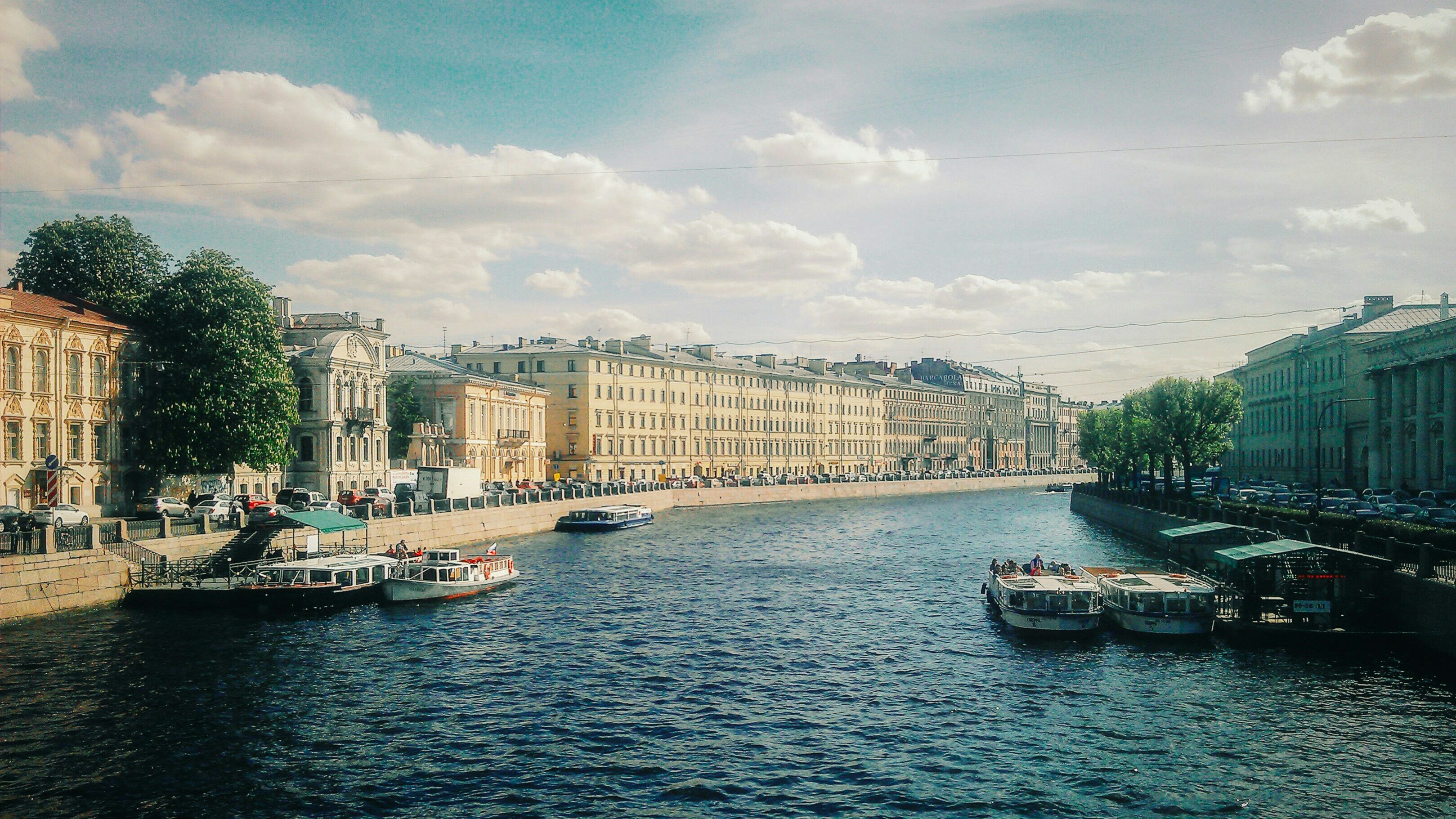 Водные прогулки в Санкт-Петербурге: развод мостов и величие Невы 