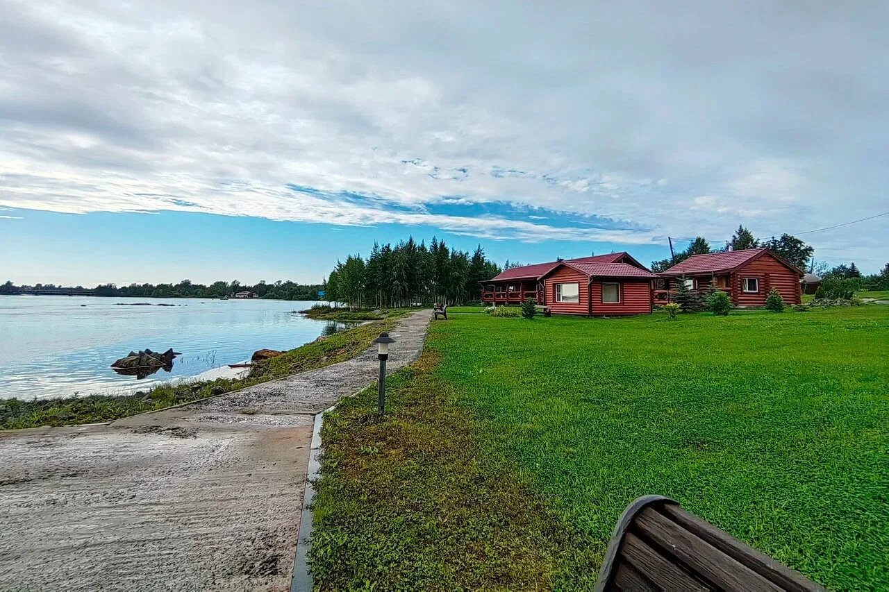 Территория очень ухоженная: ровные зелёные газоны, бетонные тропинки, зоны отдыха, скамейки, арт-объекты, собственный пирс.