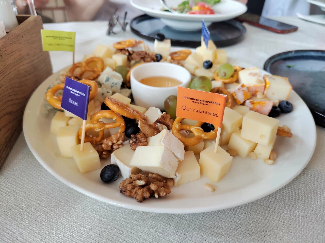 На Истринской сыроварне Олега Сироты можно вкусно пообедать и попробовать местную продукцию.