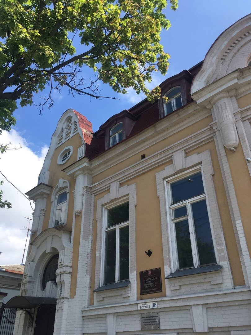 На улицах Таганрога встречается много зданий XVIII-XIX века

