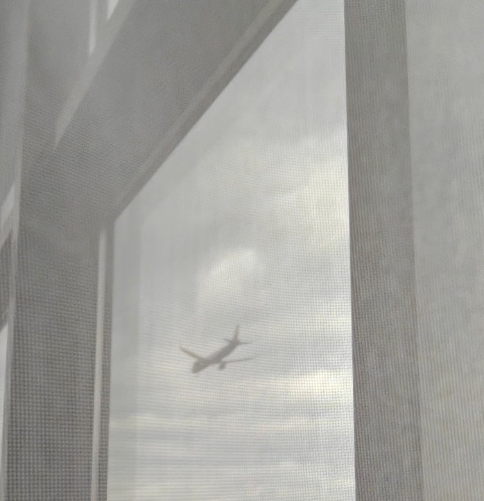 Удалось сфотографировать самолет из окна номера
