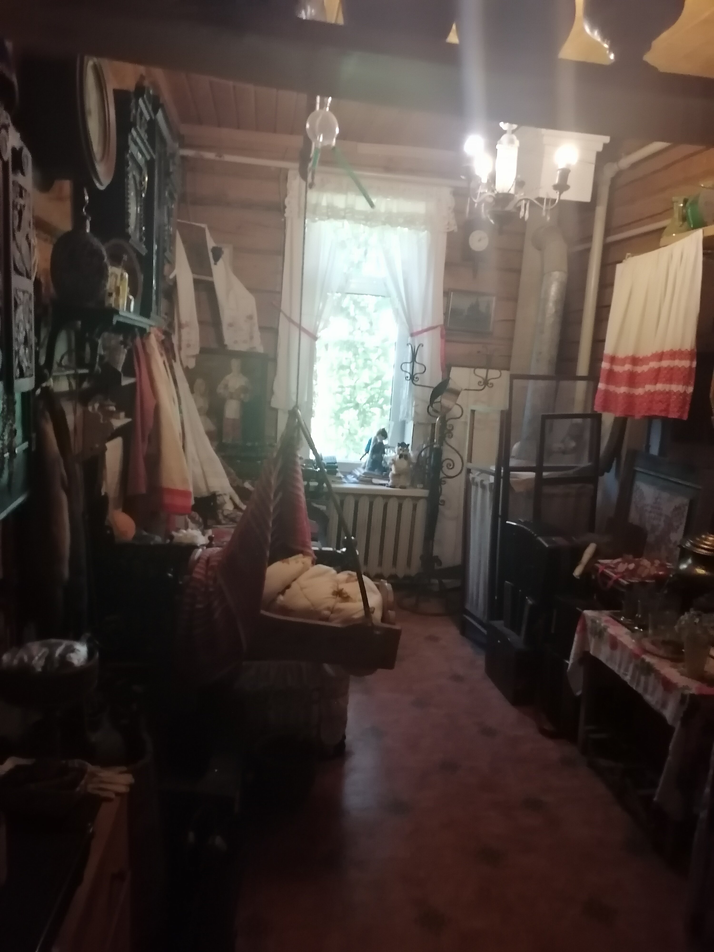 У колыбели есть верёвочная петля, позволяющая качать её, используя ногу.